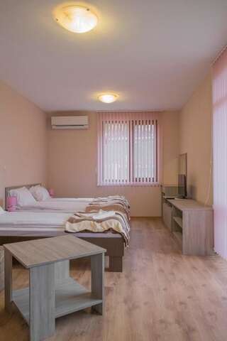 Гостевой дом Mini Complex Rilski Terasi Сапарева-Баня Трехместный номер с дополнительной кроватью-2